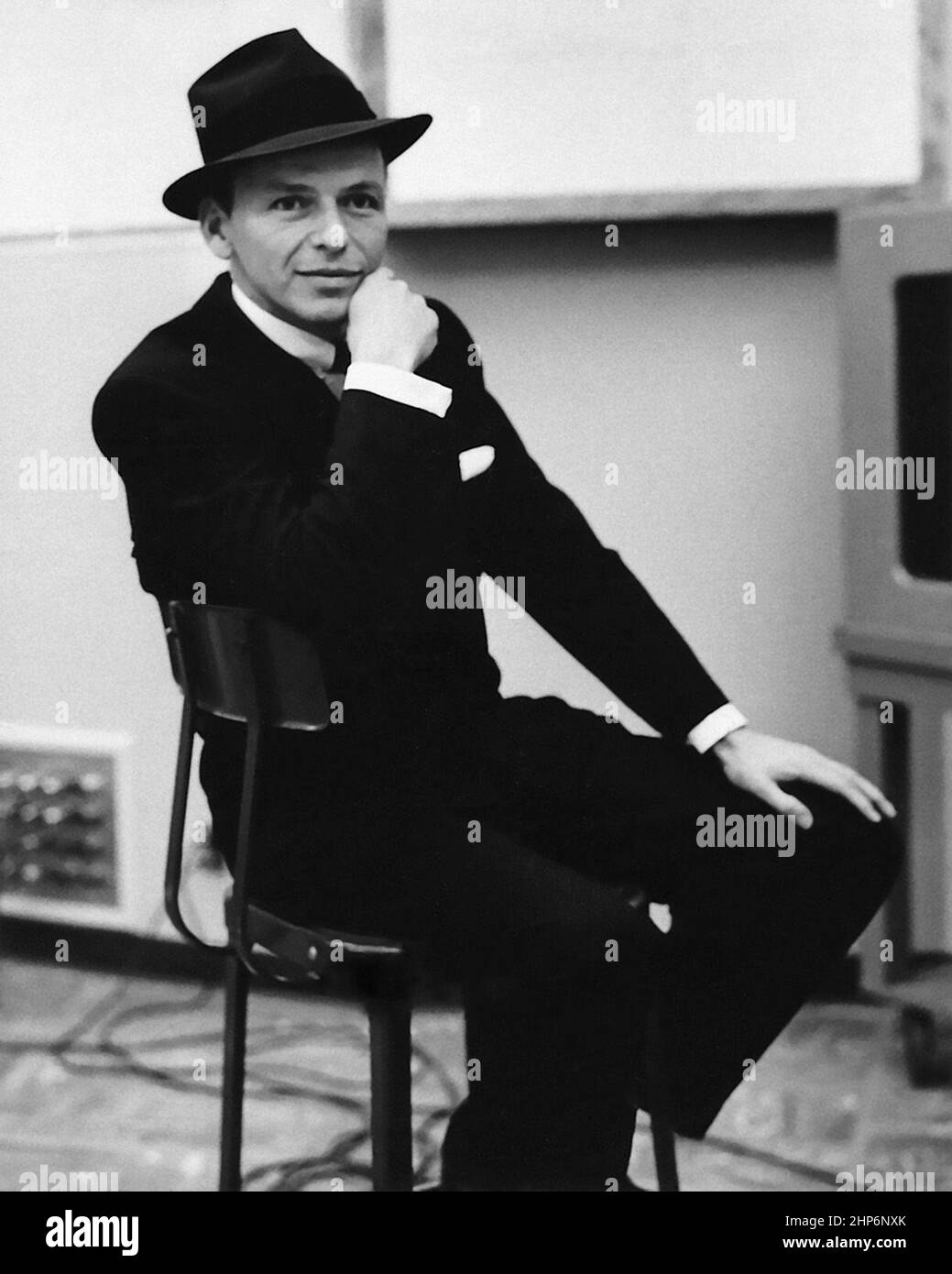 Ritratto di Frank Sinatra nello studio di registrazione, ottobre 1957. Capitol Records ha rilasciato la foto pubblicitaria alla stampa per promuovere l'apparizione di Sinatra nel film Pal Joey. Foto Stock