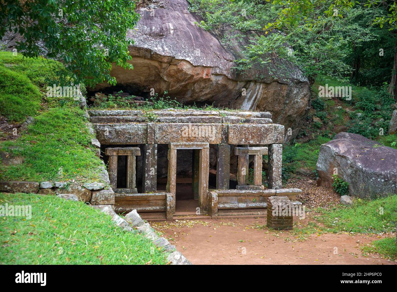 Rovine di un antico monastero buddista. Mihintale, Sri Lanka Foto Stock