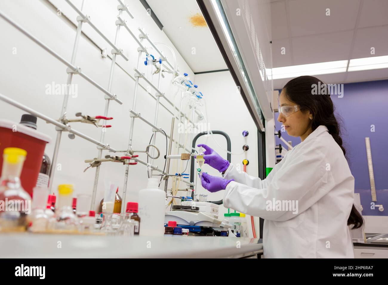 Khalida Shamim lavora nel laboratorio NCATS Therapeutics for Rare and Negorted Diseases Medicinal Chemistry Lab ca. 2018 Foto Stock