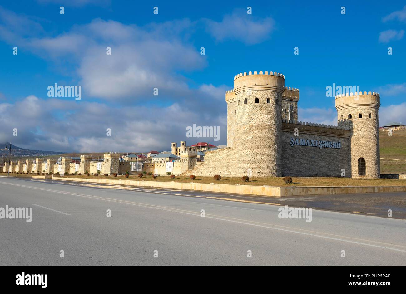 SHAMAKHI, AZERBAIGIAN - 01 GENNAIO 2018: L'antica fortezza restaurata della città di Shamakhi, giorno di gennaio. Azerbaigian Foto Stock