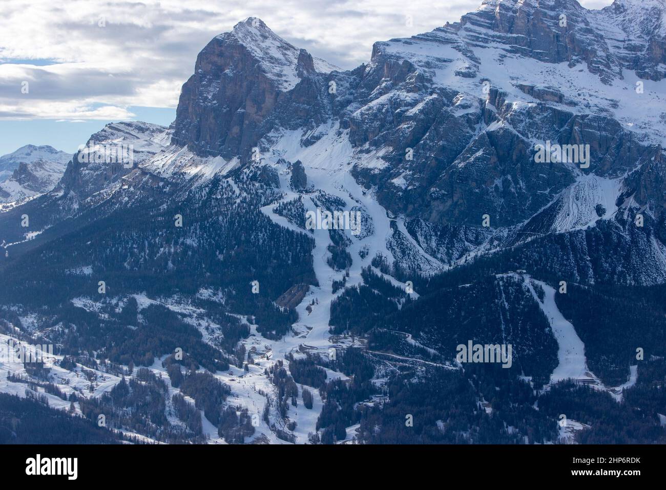 Cortina D'ampezzo. 24th giugno 2019. Foto scattata il 18 febbraio 2022 mostra lo scenario di Cortina d'Ampezzo in Italia. Le città italiane di Milano e Cortina d'Ampezzo sono state nominate ospiti dei Giochi Olimpici invernali 2026 durante la sessione 134th del Comitato Olimpico Internazionale (CIO) del 24 giugno 2019. I Giochi Olimpici invernali 2026 saranno la terza volta che l'Italia ospiterà le Olimpiadi invernali, dopo Torino nel 2006 e Cortina d'Ampezzo nel 1956. Credit: Liu Yongqiu/Xinhua/Alamy Live News Foto Stock