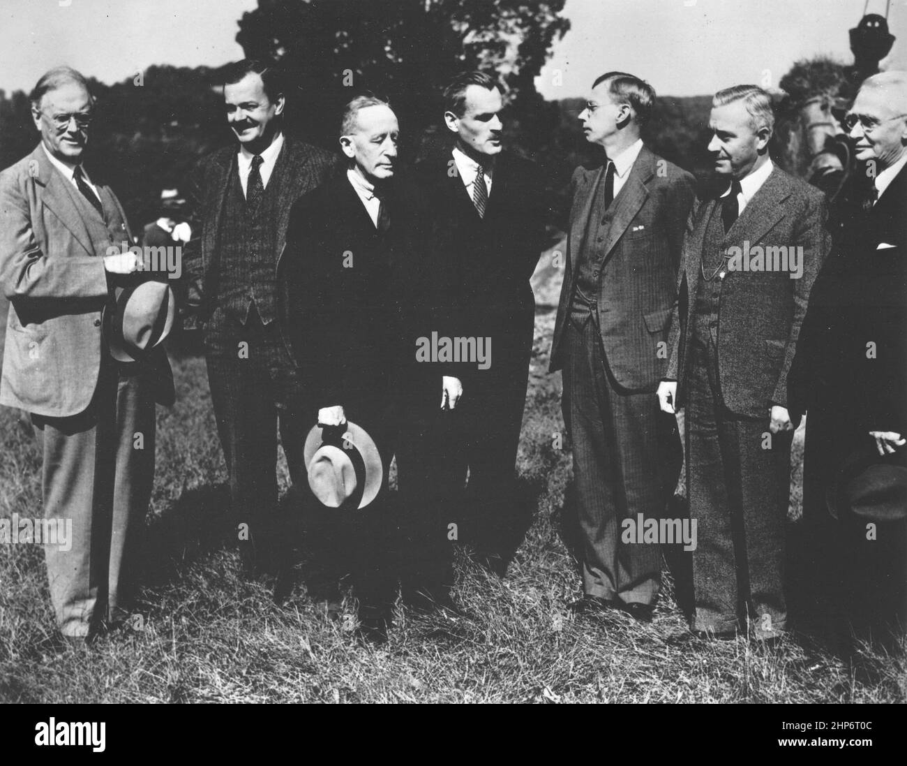 Membri del primo Consiglio consultivo Nazionale del cancro alle cerimonie rivoluzionarie presso l'edificio 6 dell'NCI nel giugno 1938. (Da sinistra a destra) Francis Wood, C.C Little, James Ewing, Arthur Compton, James Conant, Thomas Parran, e Ludwig Hektoen. CA. Giugno 1938 Foto Stock