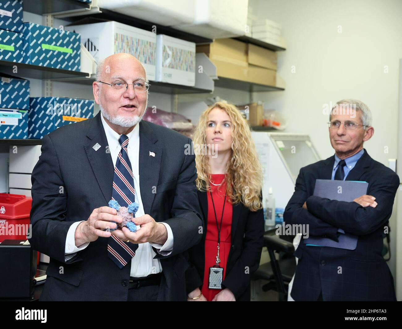 Il direttore del CDC il Dr. Robert Redfield ha visitato il NIH il 12 giugno 2018. In questa immagine il Dr. Redfield visita il Centro di Ricerca sui vaccini e impara a conoscere lo sviluppo del vaccino influenzale universale. Il Dr. Anthony Fauci (r), Direttore della NIAID, ha accompagnato la visita. CA. 2018 Foto Stock