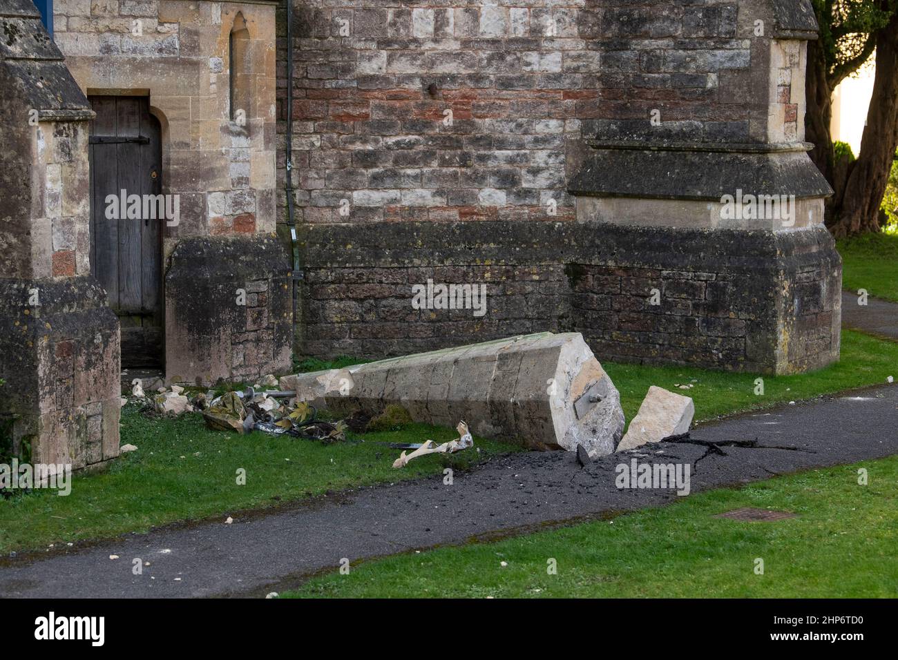 La guglia caduta della chiesa di St Thomas a Wells, Somerset come tempesta Eunice porta forti venti attraverso il Regno Unito. Foto Stock