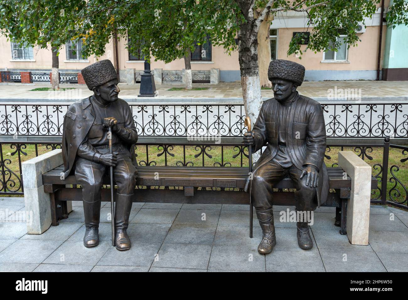 MAKHACHKALA, RUSSIA - 24 SETTEMBRE 2021: Monumento ai poeti nazionali della Repubblica di Dagestan Suleiman Stalsky e Abutalib Gafurov. Makhachkal Foto Stock