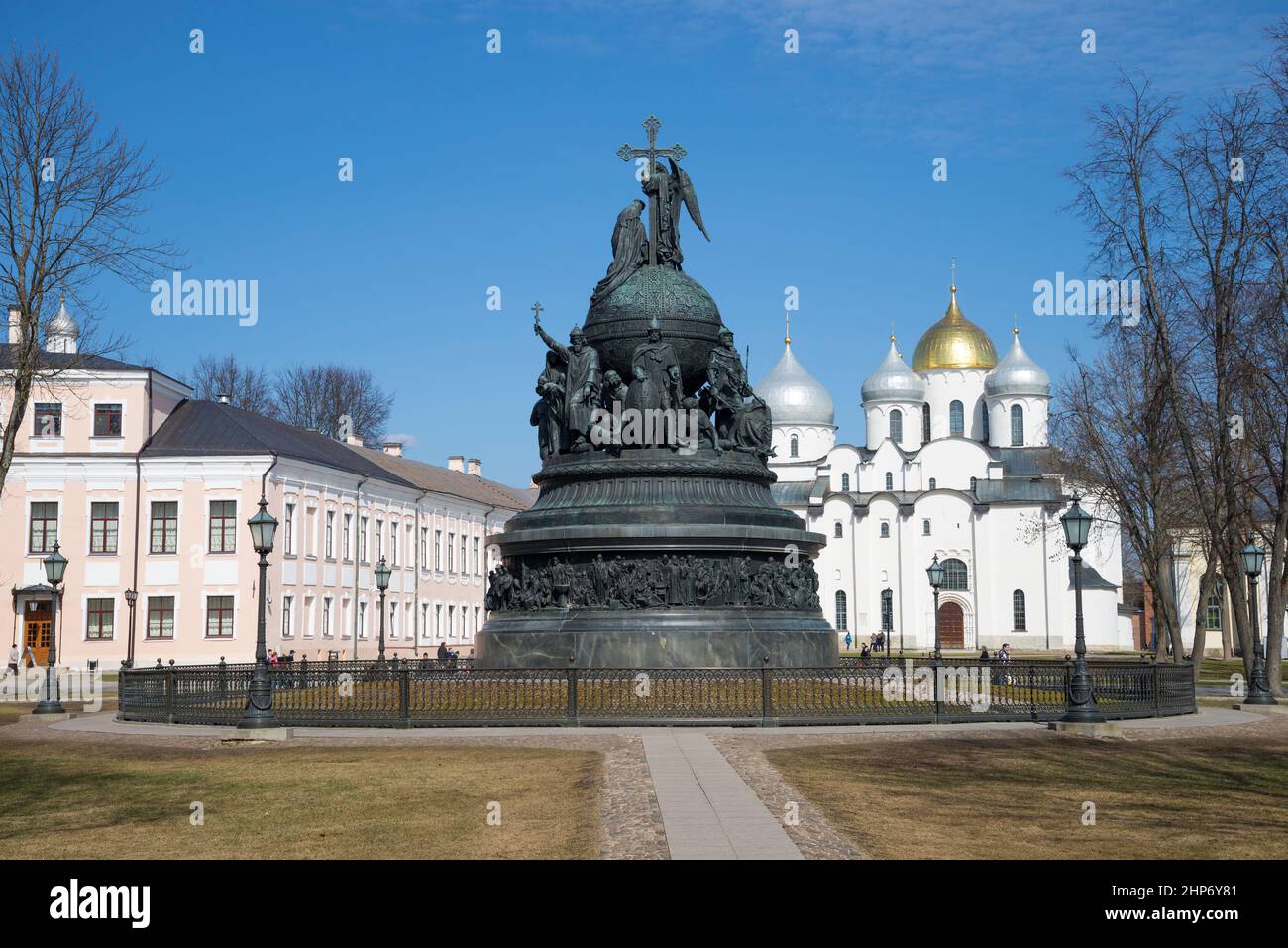 VELIKY NOVGOROD, RUSSIA - 13 APRILE 2016: Monumento 'millennio della Russia' (1862) nel Cremlino di Veliky Novgorod in un giorno di aprile soleggiato Foto Stock