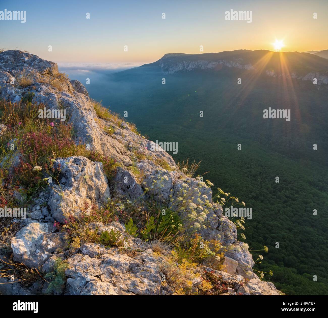 Paesaggio di montagna durante l'alba. Composizione della natura. Foto Stock