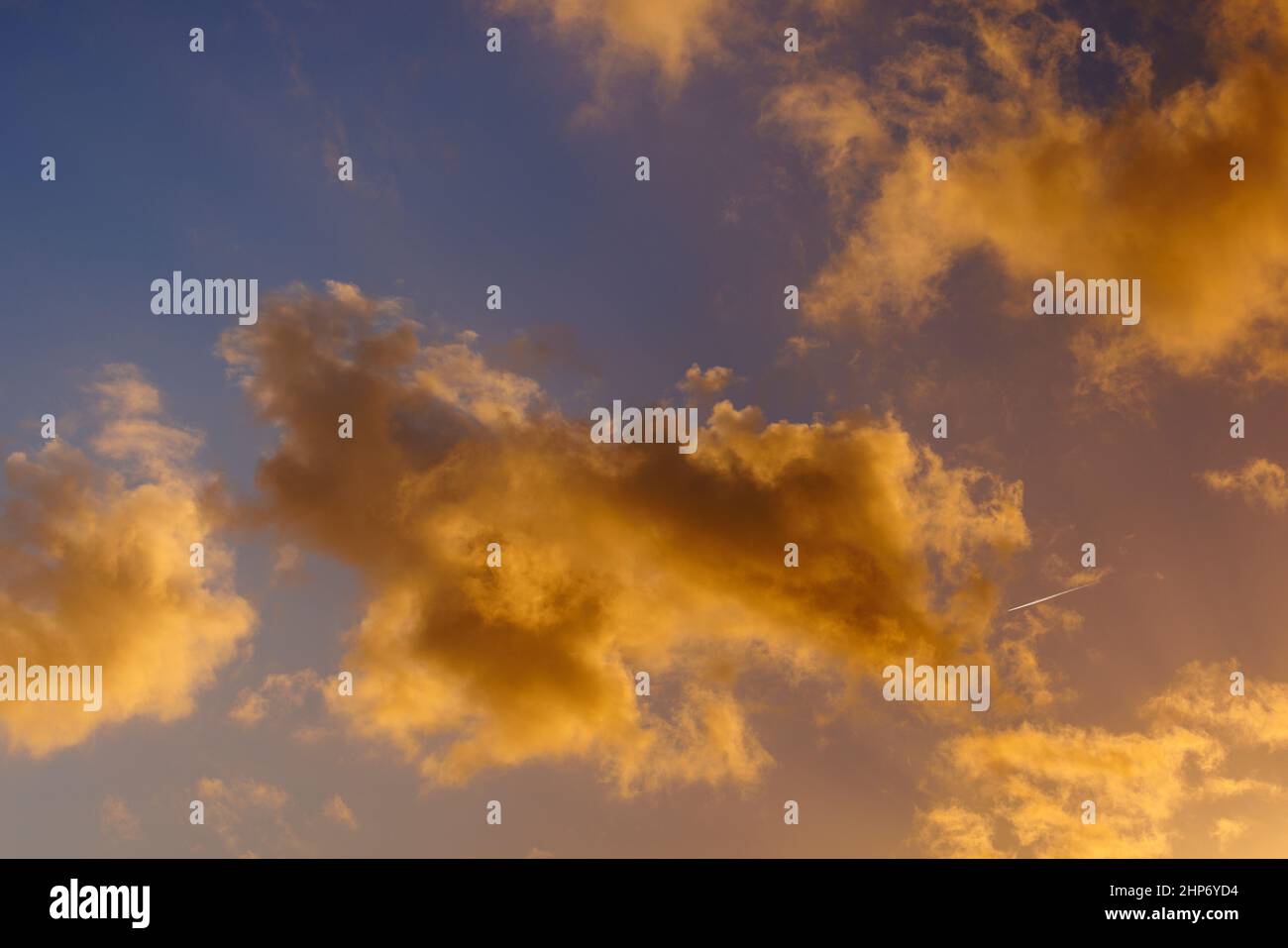 Alcune delle nuvole che catturano l'ultima luce del sole Foto Stock