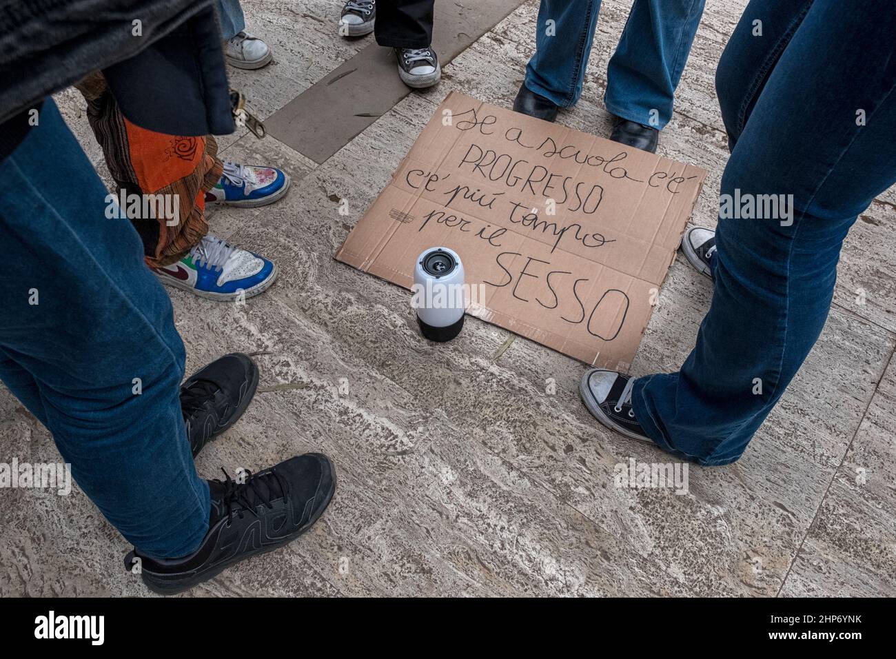 Gli studenti protestano durante una manifestazione nazionale contro l'alternanza scuola-lavoro e per ricordare due studenti morti mentre lavoravano a uno stage non retribuito, lo scorso febbraio, in Italia. Lorenzo Parelli, di 18 anni, è stato ucciso in un incidente a gennaio mentre era in corso uno stage non retribuito nella provincia di Udine, mentre Giuseppe Lenoci è stato ucciso in un incidente stradale lunedì 14th febbraio, anche durante l'esperienza lavorativa. Foto Stock