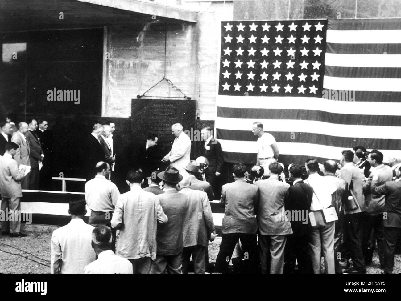 Il Dr. Thomas Parron, chirurgo generale del Servizio sanitario pubblico degli Stati Uniti e Henry Morgenthau, Segretario del Tesoro, partecipano alla posa della pietra angolare del NIH Building 6. CA. 1939 Foto Stock