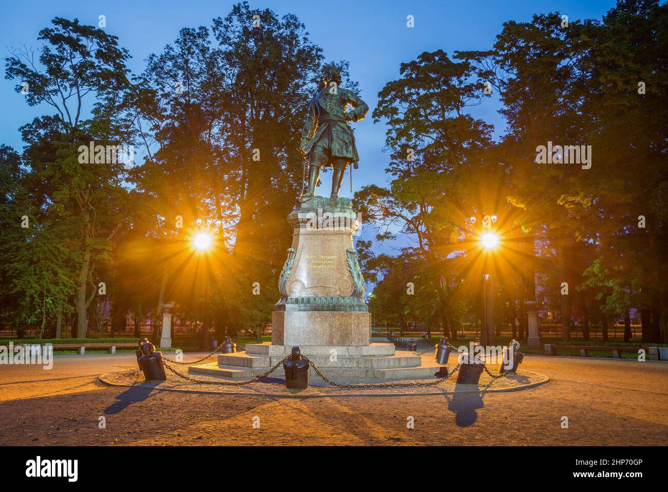 KRONSHTADT, RUSSIA - 04 LUGLIO 2016: Monumento a Pietro il Grande nella notte bianca Foto Stock