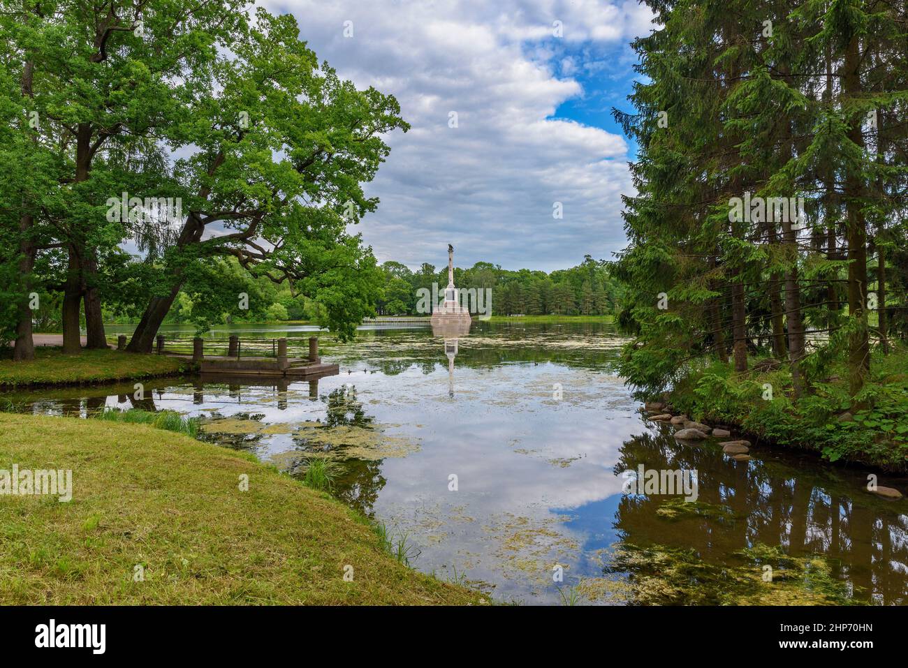 Tsarskoye Selo, San Pietroburgo, Russia – 7 luglio 2020: La colonna di Chesme sul Grande Stagno. Primo piano è il molo piccolo. Il Parco Catherine Foto Stock