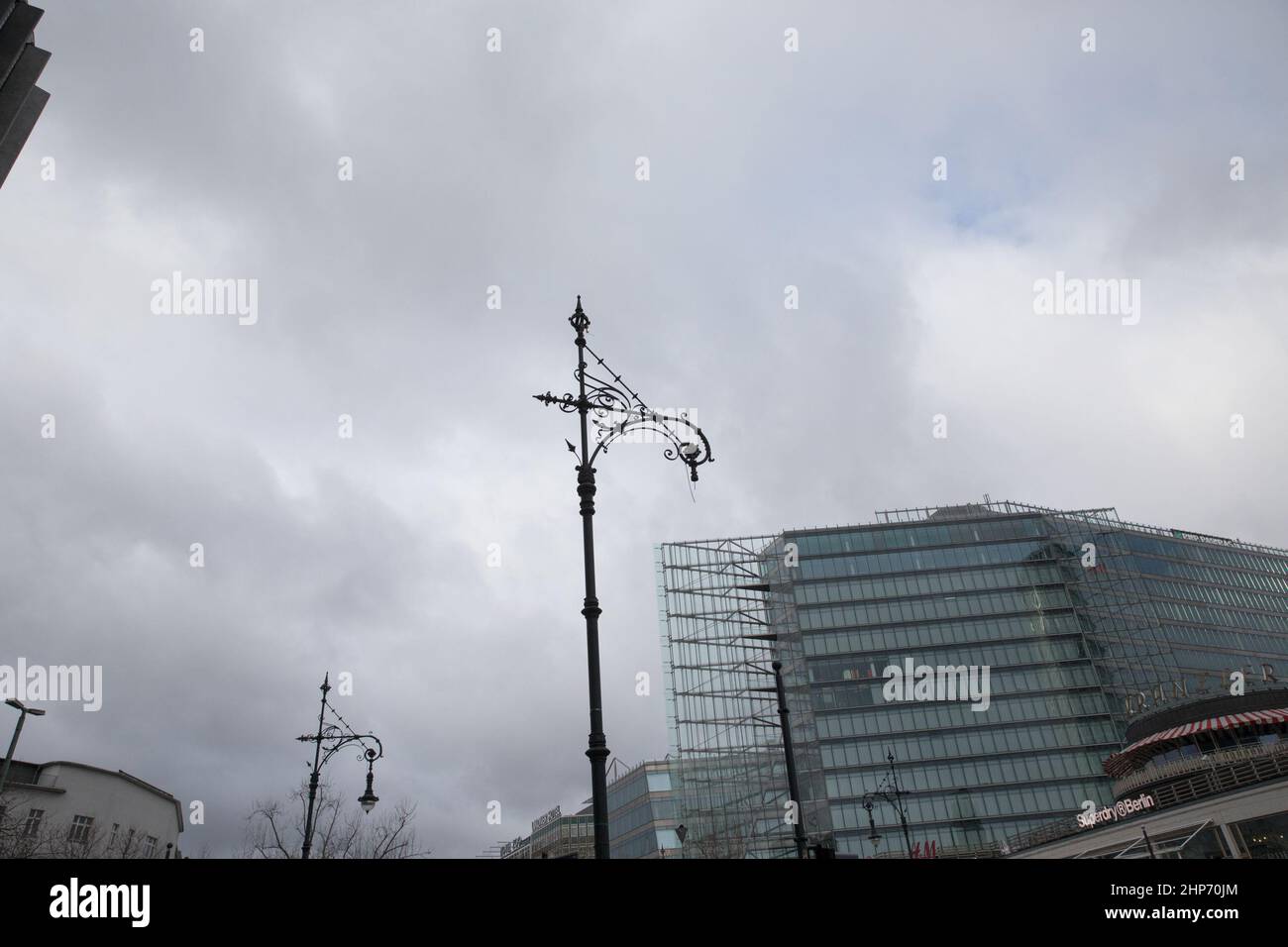 Berlino, Germania. 19th Feb 2022. Forti venti hanno colpito la Germania giorni dopo Ylenia il sabato 19 febbraio 2022. Diverse persone sono morte in tutta Europa. I vigili del fuoco tedeschi della brigata dei vigili del fuoco di Berlino portavano via un lampione a Kurfuerstendamm, uno dei viali più famosi di Berlino. (Foto di Michael Kuenne/PRESSCOV/Sipa USA) Credit: Sipa USA/Alamy Live News Foto Stock