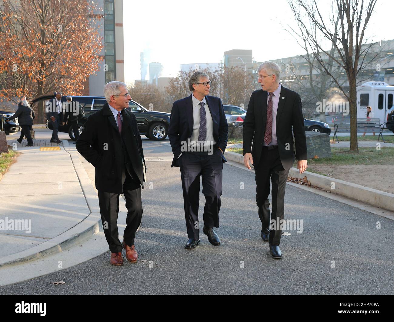 Il NIH ha collaborato con la Bill Gates e la Melinda Gates Foundation per tenere il loro quinto workshop consultivo annuale sulla salute globale. Nella foto sono riportati Bill Gates (al centro), il Dr. Anthony Fauci (all'estrema sinistra), direttore del NIH's National Institute of Allergy and Infectious Diseases, e il Dr. Francis Collins (a destra), direttore NIH ca. 2018 Foto Stock