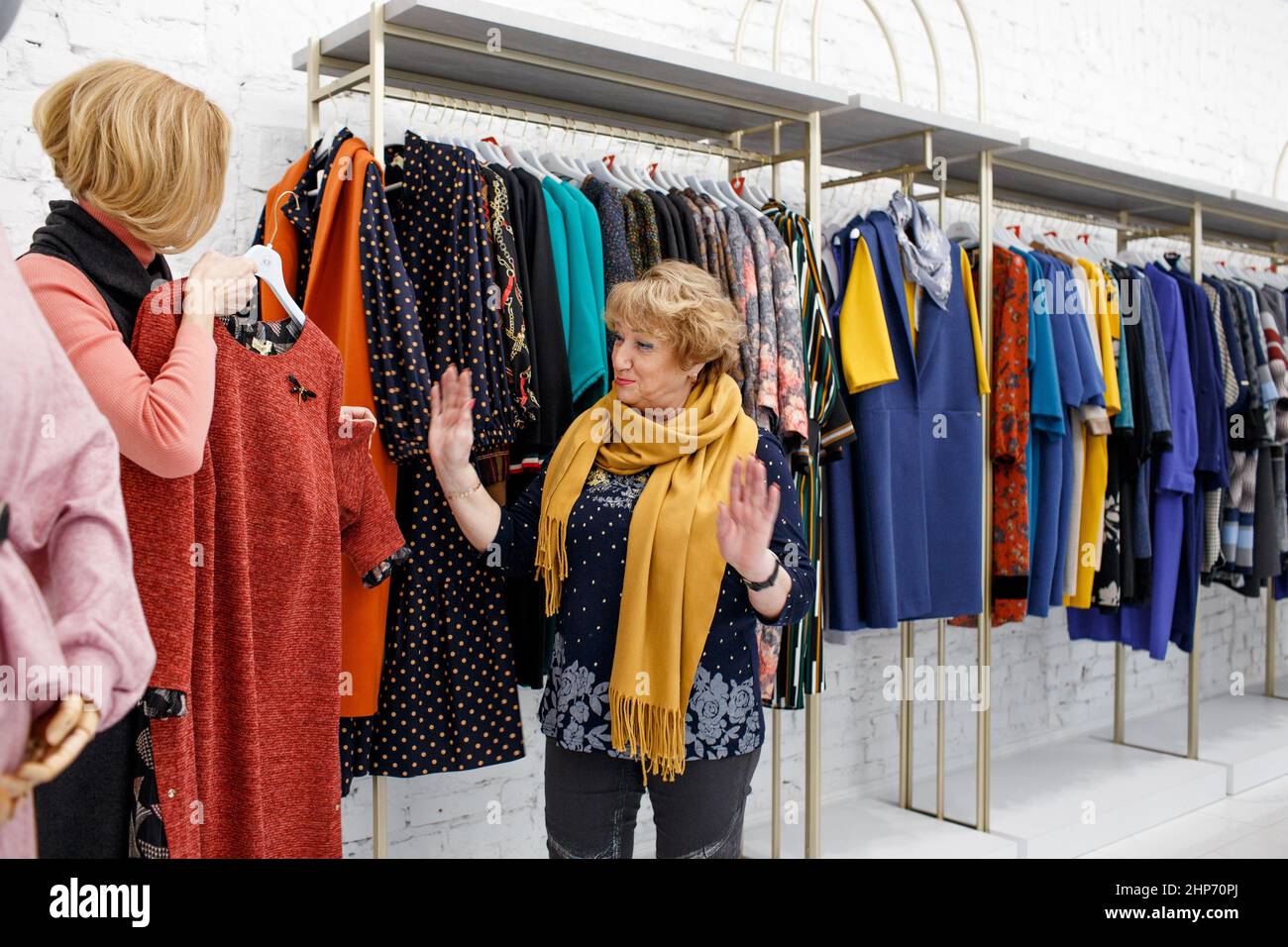 due donne mature stanno scegliendo i vestiti alla moda in un negozio di  abbigliamento. Acquisti fare acquisti Foto stock - Alamy