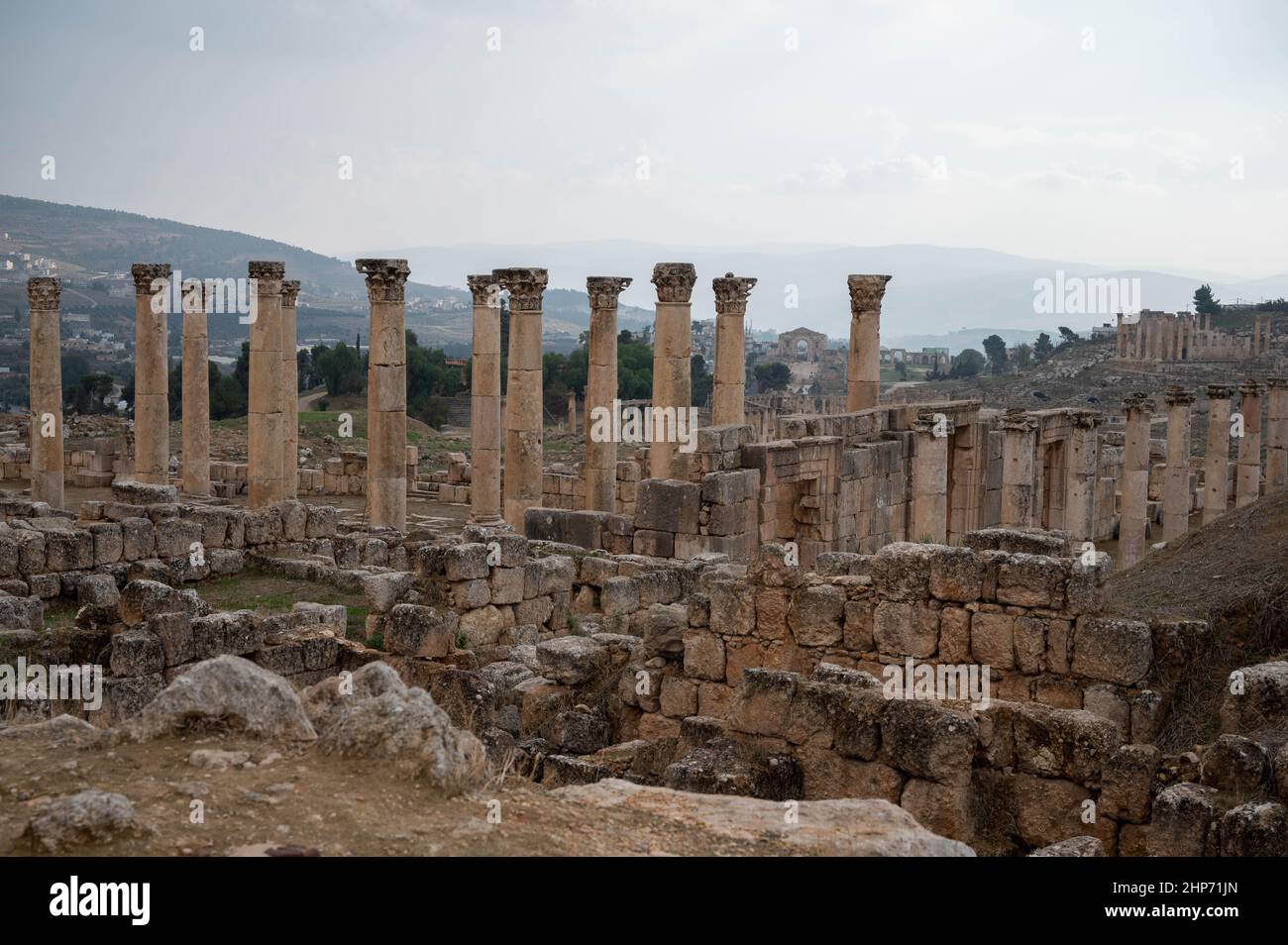 Colonne e mura di una chiesa nell'antica città romana di Jerash, Giordania Foto Stock