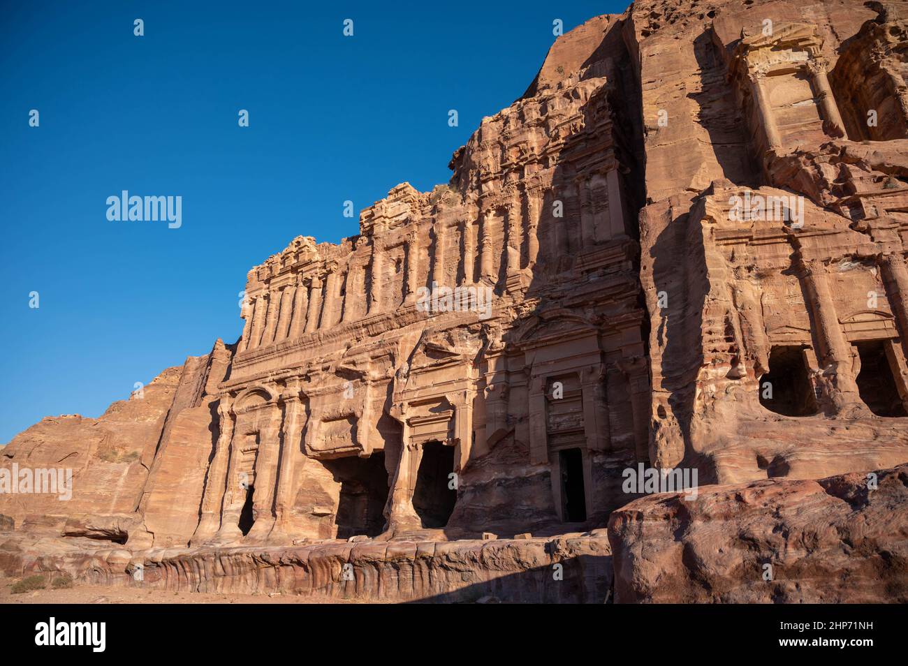 La Tomba di seta è una delle tre cosiddette Tomba reali che è stata scolpita dalla pietra arenaria vivente di Petra, Giordania Foto Stock