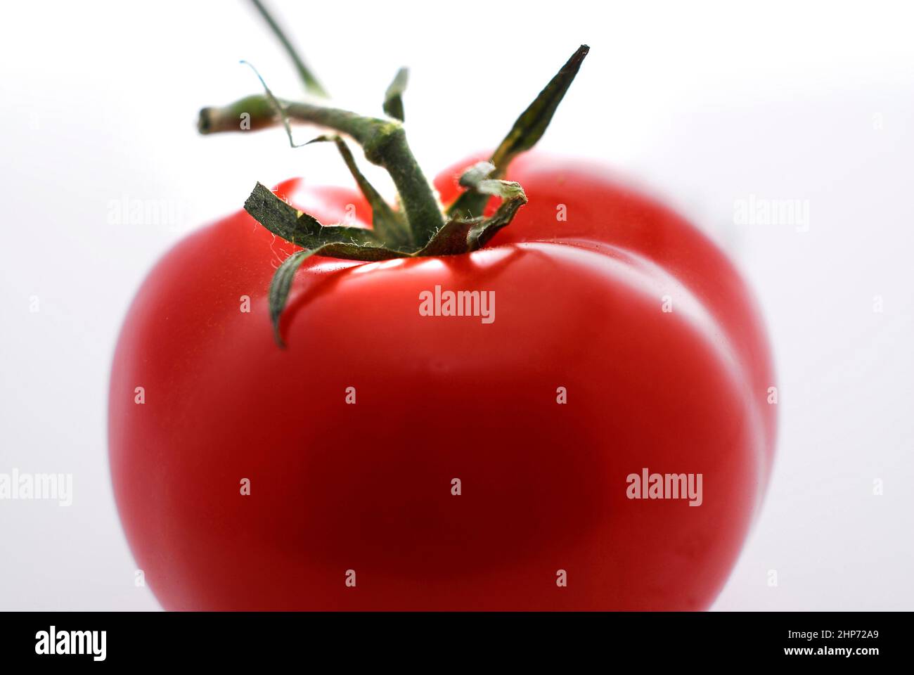 Foto di un pomodoro come simbolo di dieta, fitness e biologico Foto Stock