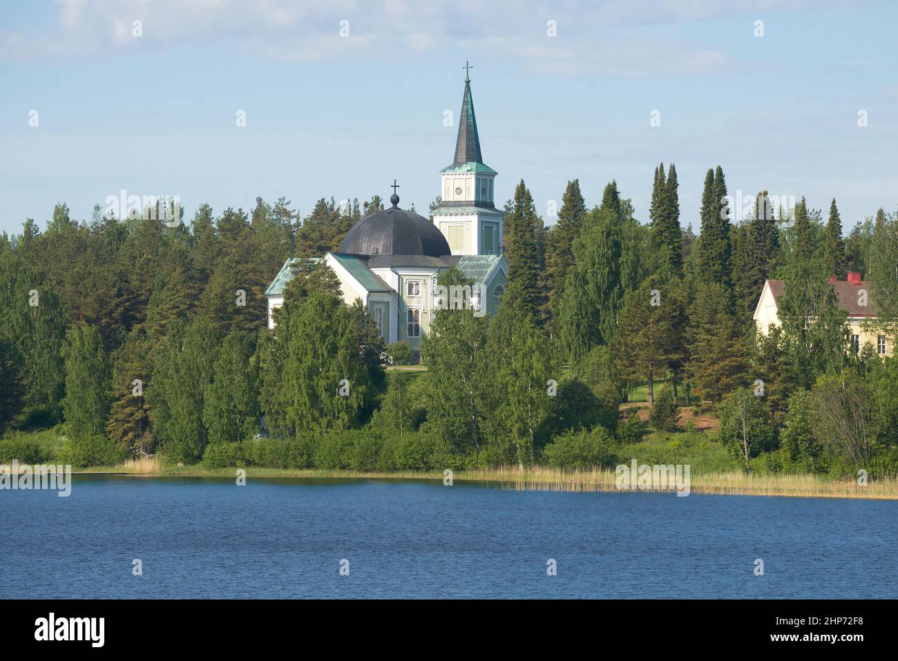 Vista della vecchia chiesa luterana in un giorno di giugno soleggiato. Ruokolahti, Finlandia Foto Stock