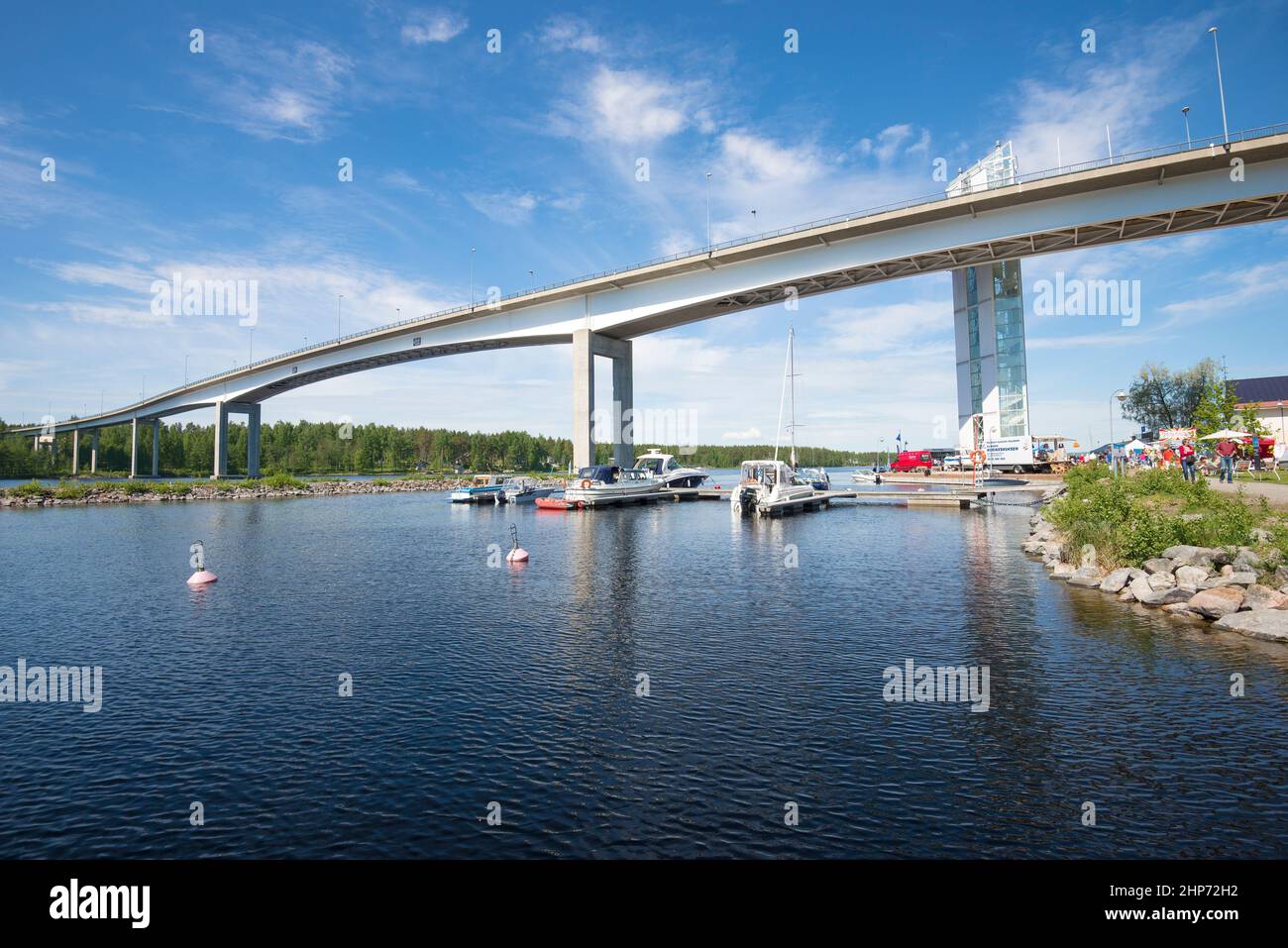 PUUMALA, FINLANDIA - 17 GIUGNO 2017: Ponte stradale sul lago Saimaa in una giornata di sole giugno Foto Stock