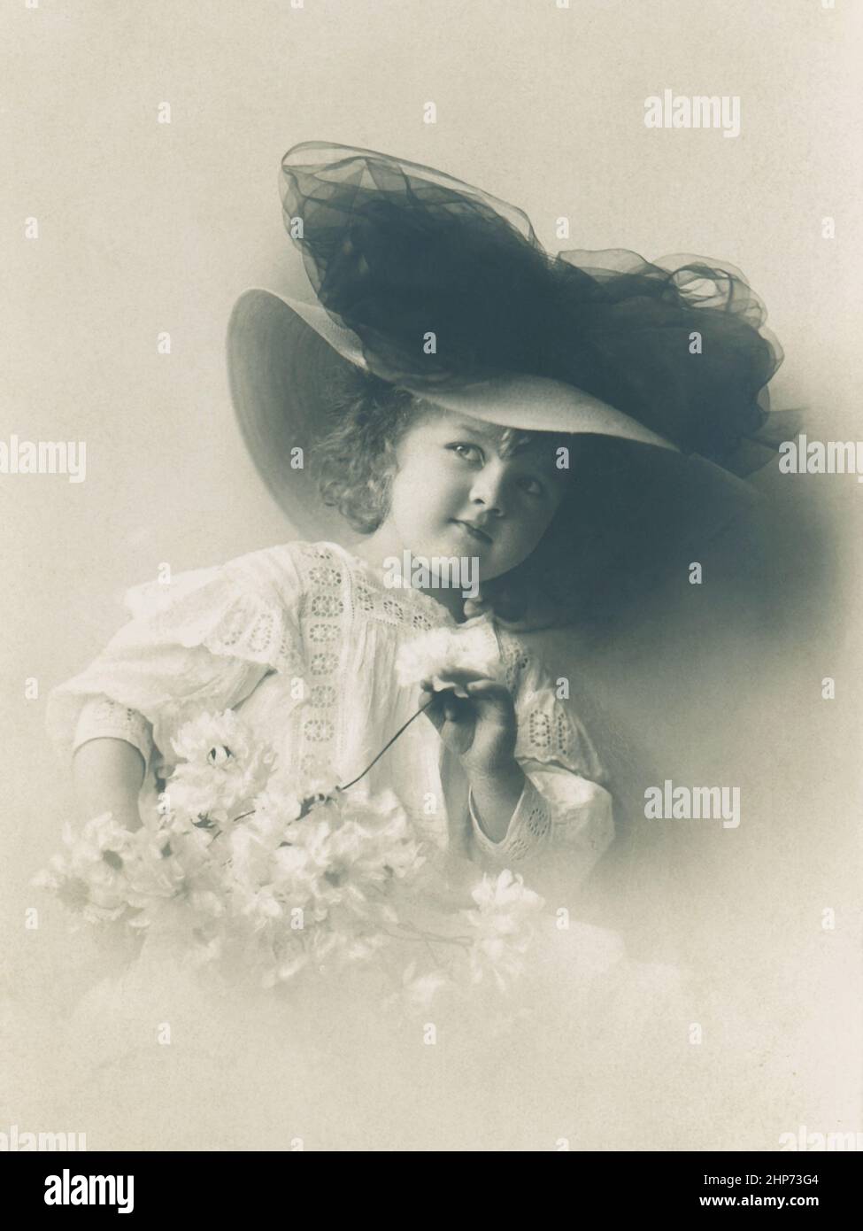 Ritratto di bella bambina in un grande cappello alla moda. Circe 1910. Cartolina d'epoca in bianco e nero, grande immagine per temi d'arte e storia retrò Foto Stock