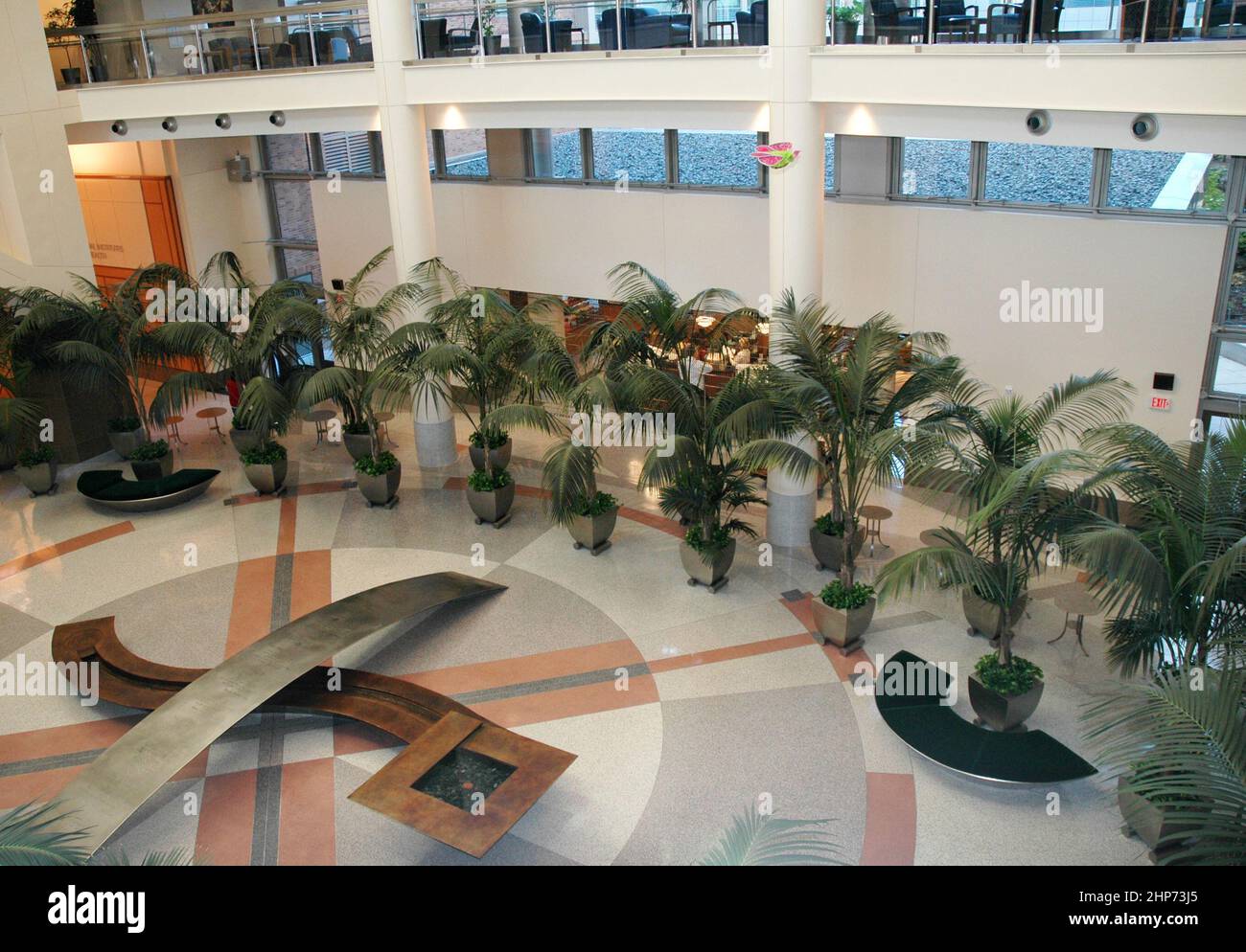 Vista al secondo piano dell'atrio del Clinical Research Center, National Institutes of Health (NIH) ca. 15 novembre 2004 Foto Stock