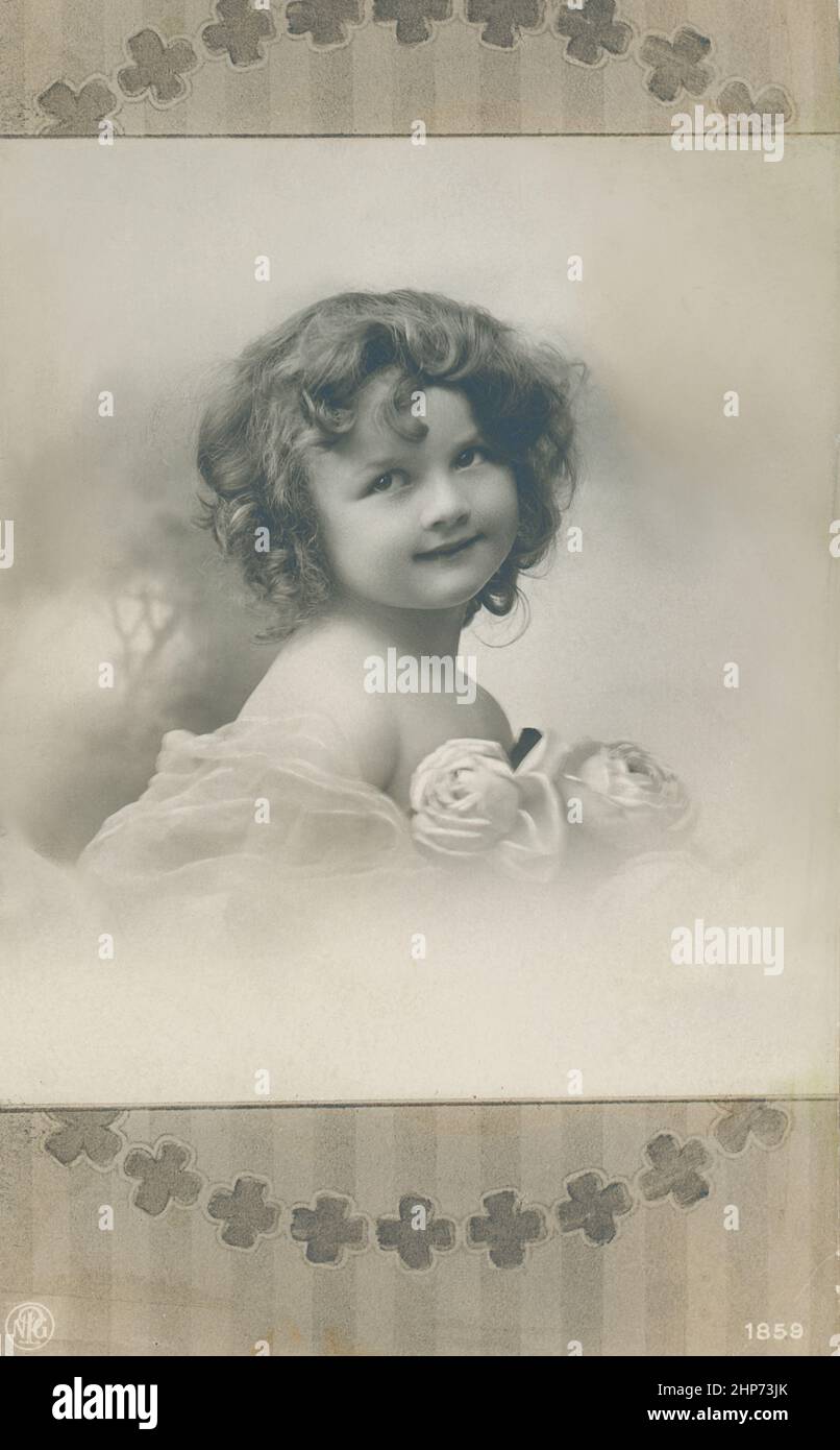 Ritratto carino di ragazza piccola graziosa. Cartolina d'epoca di bianco e nero dei primi del 20 secolo. Grande immagine per temi di arte e storia retrò Foto Stock