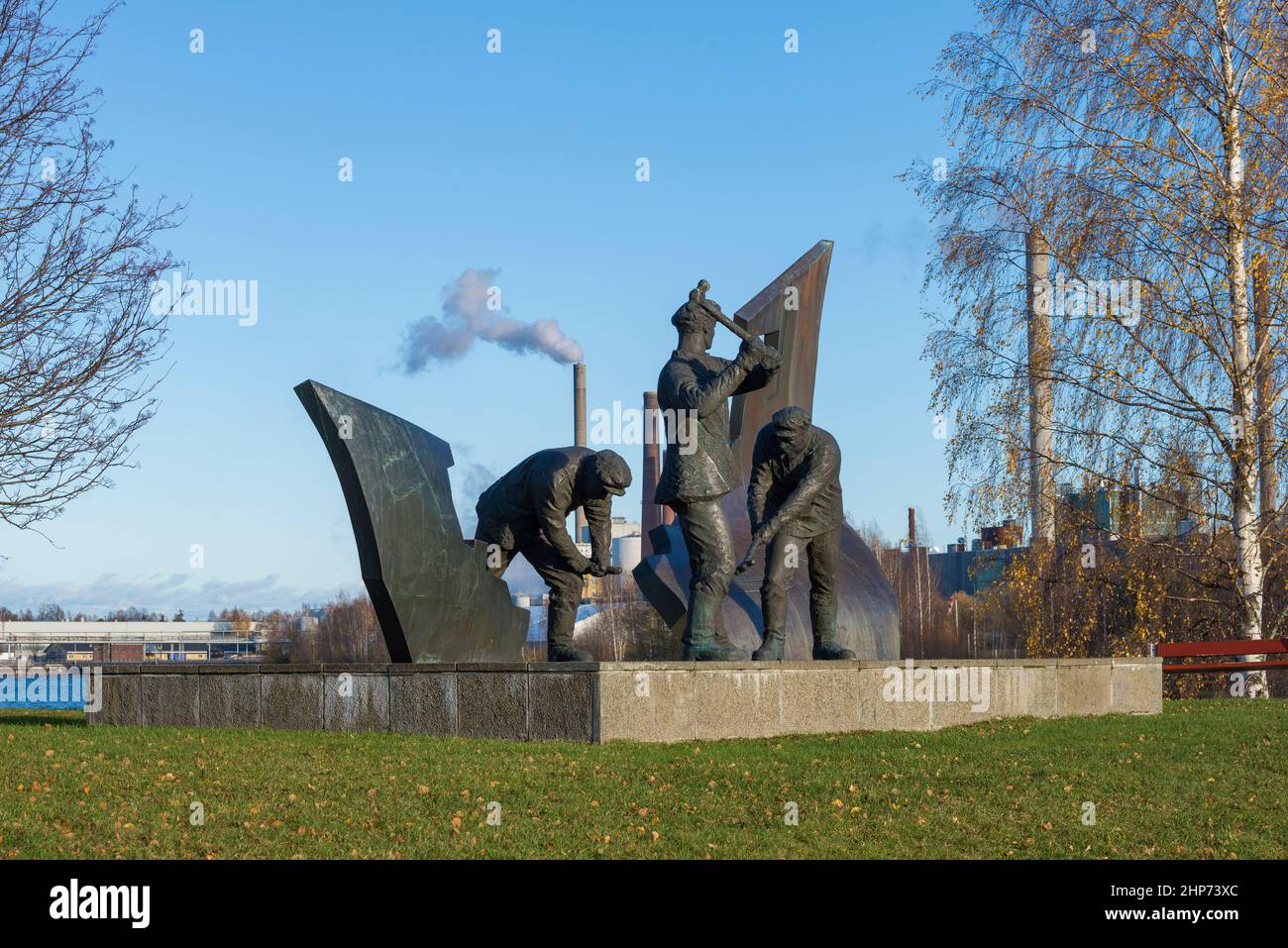 VARKAUS,FINLANDIA - 26 OTTOBRE 2019: Monumento ai costruttori navali sullo sfondo della fabbrica in un giorno di ottobre soleggiato Foto Stock