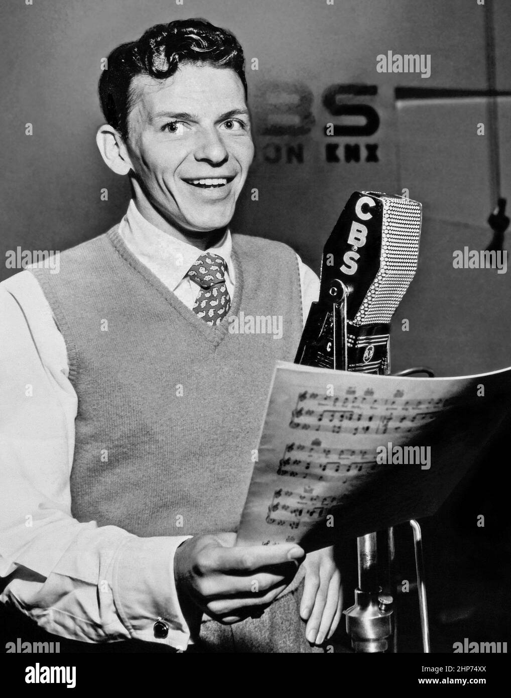 Foto pubblicitaria di Frank Sinatra nel 1944 con un microfono CBS, che promuove lo spettacolo Frank Sinatra sulla radio CBS Foto Stock