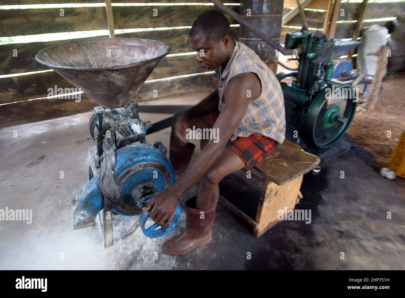 Uomo mulini mais per fare Ugali. Ugali è un tipo di porridge di mais mangiato nell'Africa orientale e centrale. Ghana Africa occidentale. Immagine GaryRoberts/worldwidefeatures.com Foto Stock