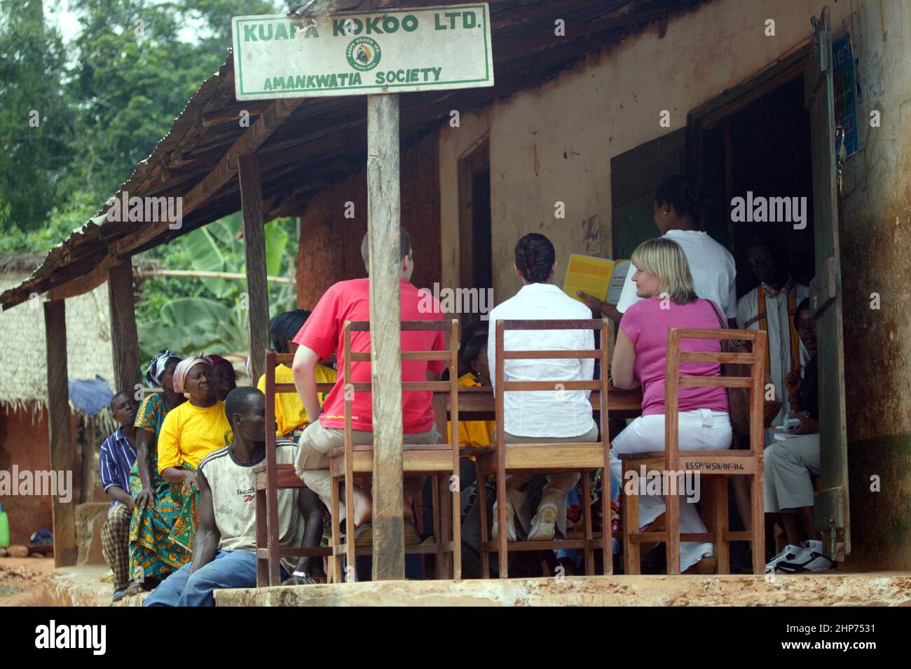 Lavoratori di una piantagione di commercio equo di cacao in Ghana Africa occidentale Foto Stock