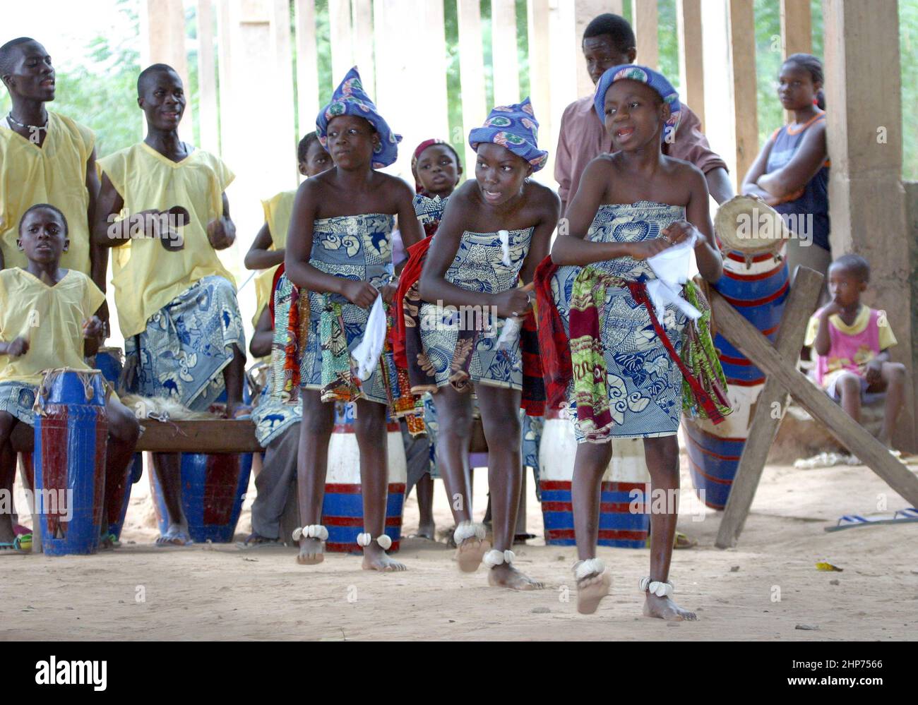 Ballerini e musicisti tradizionali ganiani si esibiscono. Ghana Africa occidentale Foto Stock
