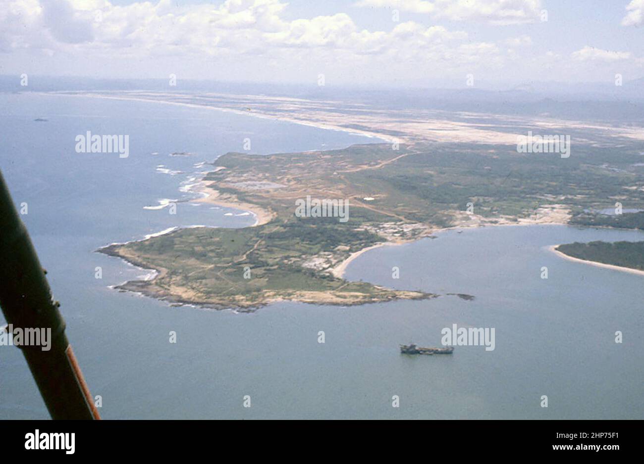 Una vista aerea del Porto di Chu Lai. La LST in primo piano è stata bloccata nella barra di sabbia. A questo punto solo 542 LST di classe con un carico del 50% potevano entrare nel porto. Più tardi questo canale è stato dragato e ora questo canale può ospitare tutte le classi di LST - Settembre 1965 - PD Foto per gentile concessione di USMC Foto Stock