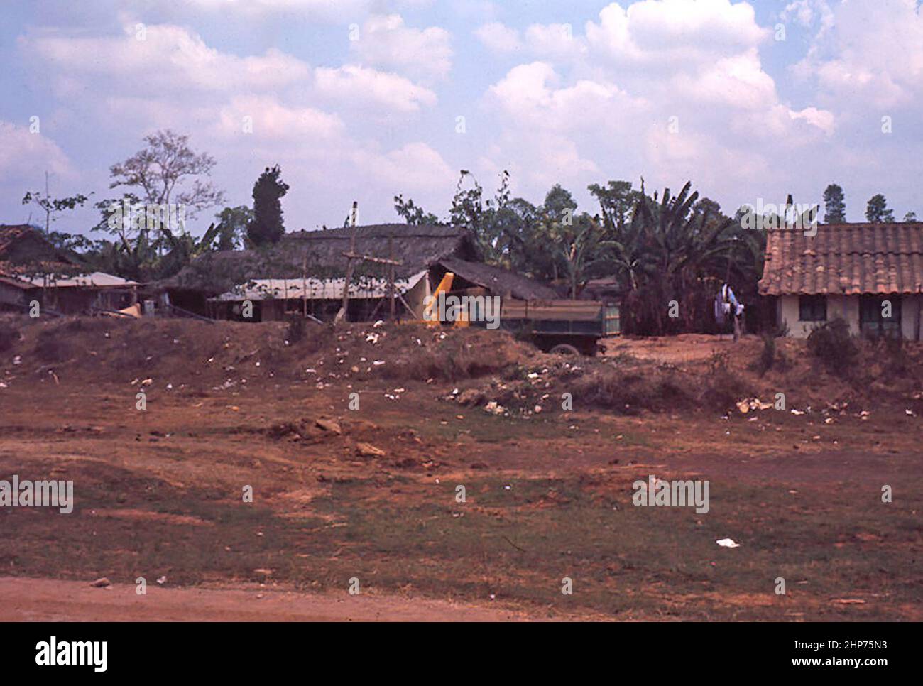 Villaggio frazione alla periferia di Saigon. Gli uomini del villaggio hanno costruito una recinzione di filo spinato che circonda il loro villaggio. Quella sera il Viet Cong strappò la recinzione e gli ordinò di non ricostruirla. La recinzione non è ancora stata ricostruita - Marzo 1966 - PD Foto per gentile concessione di USMC Foto Stock