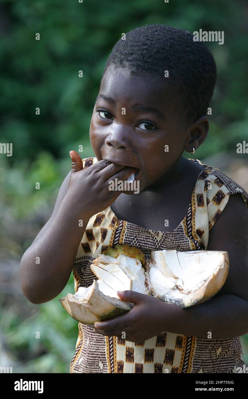 Bambino con cocco Ghana Africa occidentale Foto Stock