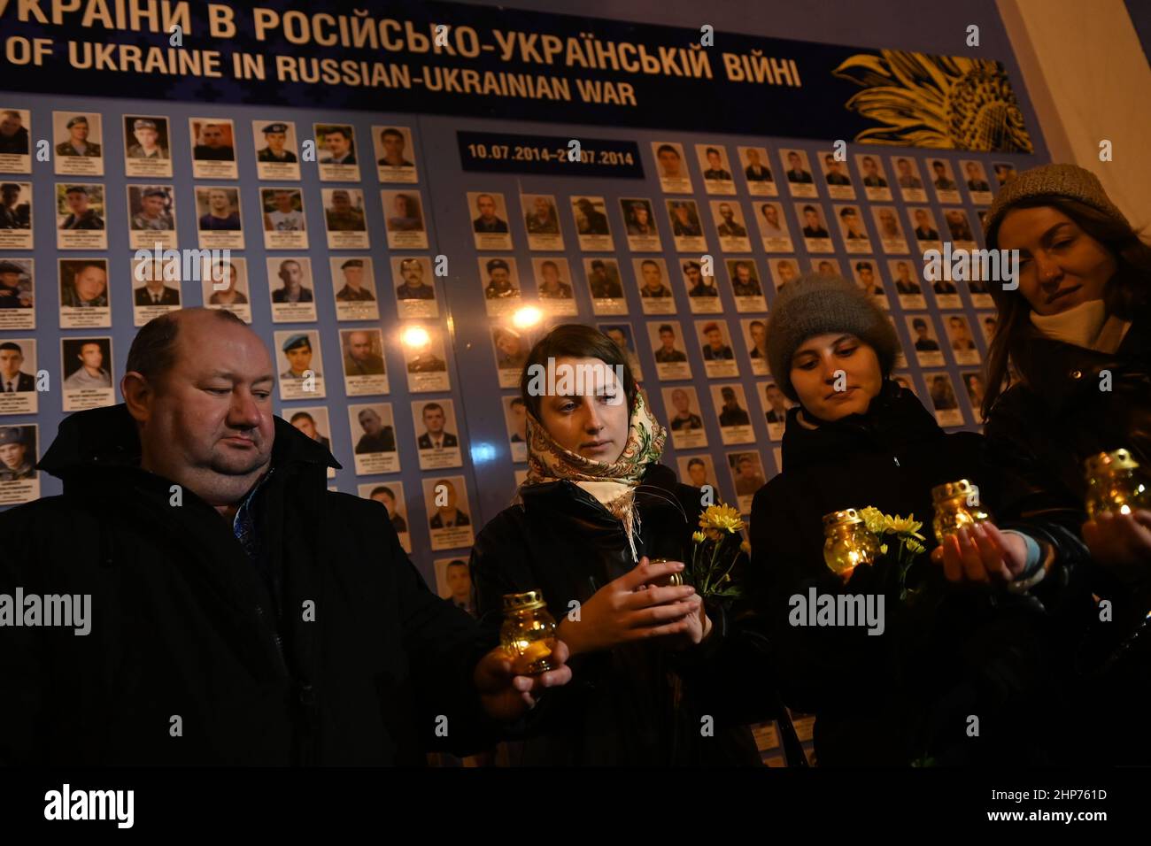 Kiev, Ucraina. 18th Feb 2022. I marchers tengono le candele davanti al Muro della memoria durante una marcia commemorativa a Kiev nel 8th anniversario del massacro della Rivoluzione di Maidan per ricordare i manifestanti Maidan che sono stati uccisi dalle forze di sicurezza ucraine nel 2014. Kiev Ucraina, 02/18/2022. (Foto di Justin Yau/Sipa USA) Credit: Sipa USA/Alamy Live News Foto Stock