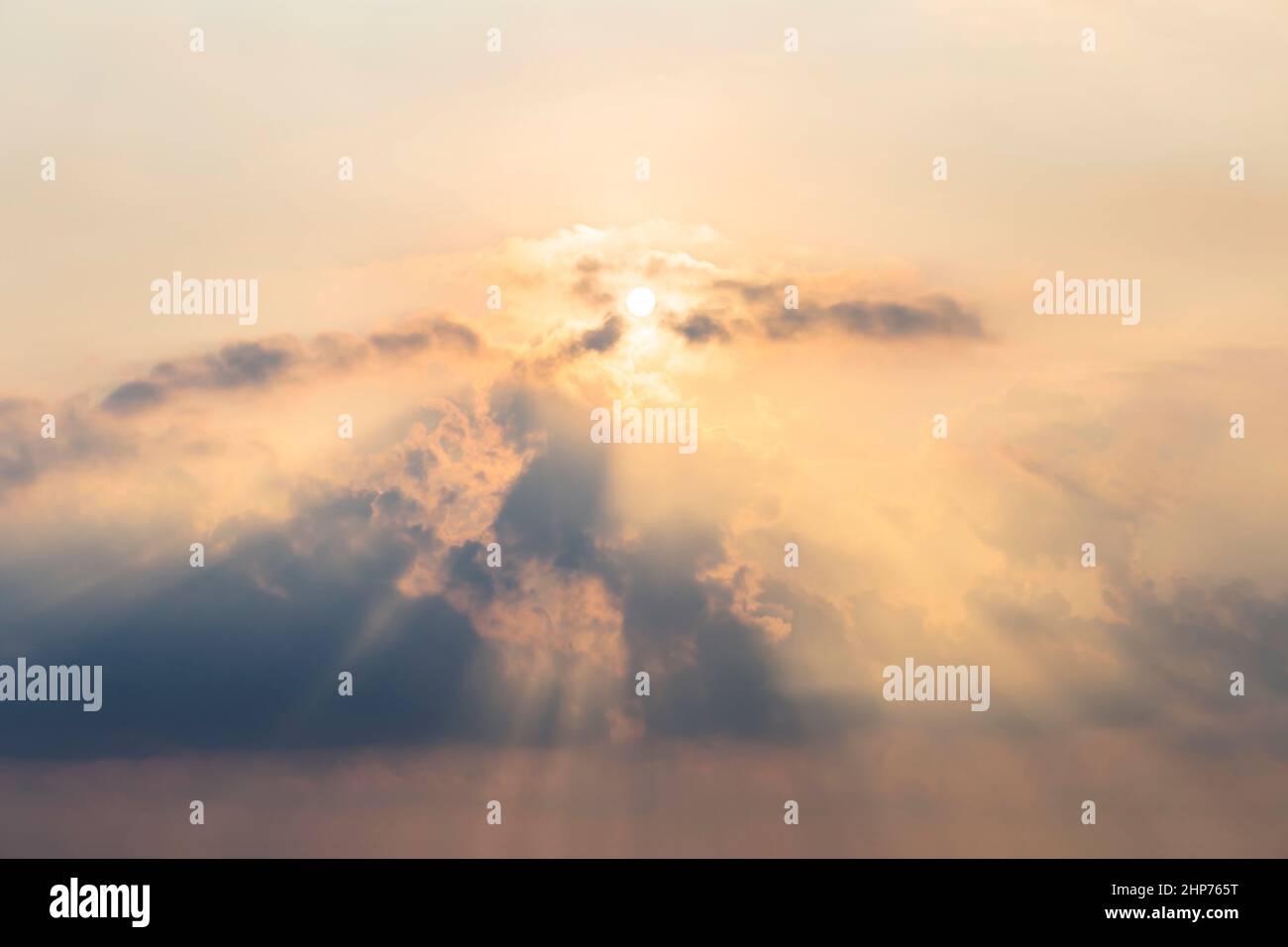 il sole splende attraverso le nuvole all'alba Foto Stock