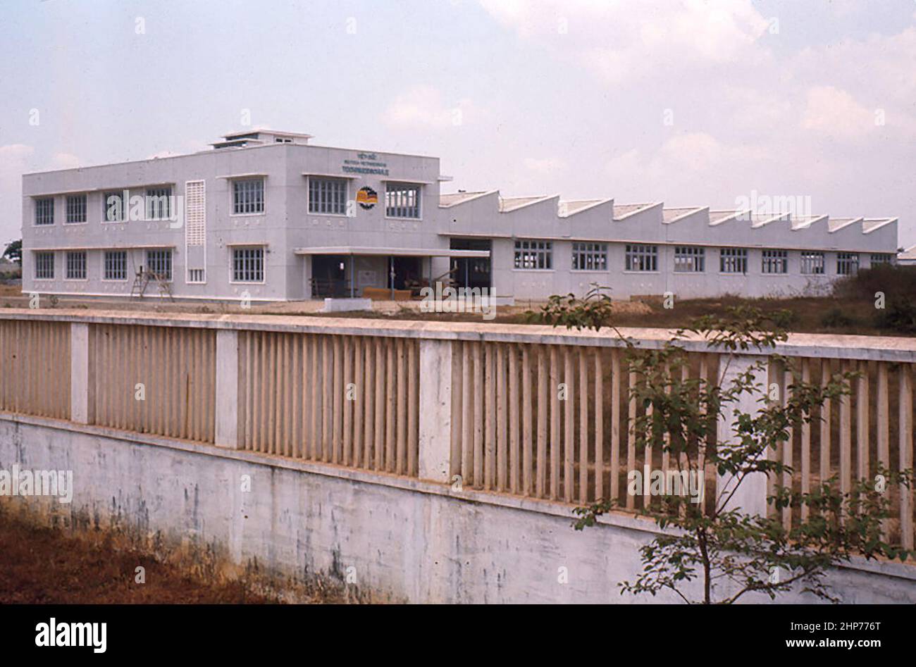 Si tratta di una scuola donata per meccanici e machinisti dai tedeschi occidentali che si trovano nella periferia di Saigon. La Germania occidentale prevede di equipaggiare, fornire e gestire la scuola come parte del loro impegno per il Vietnam - Marzo 1966 - PD foto gentilmente concessa da USMC Foto Stock