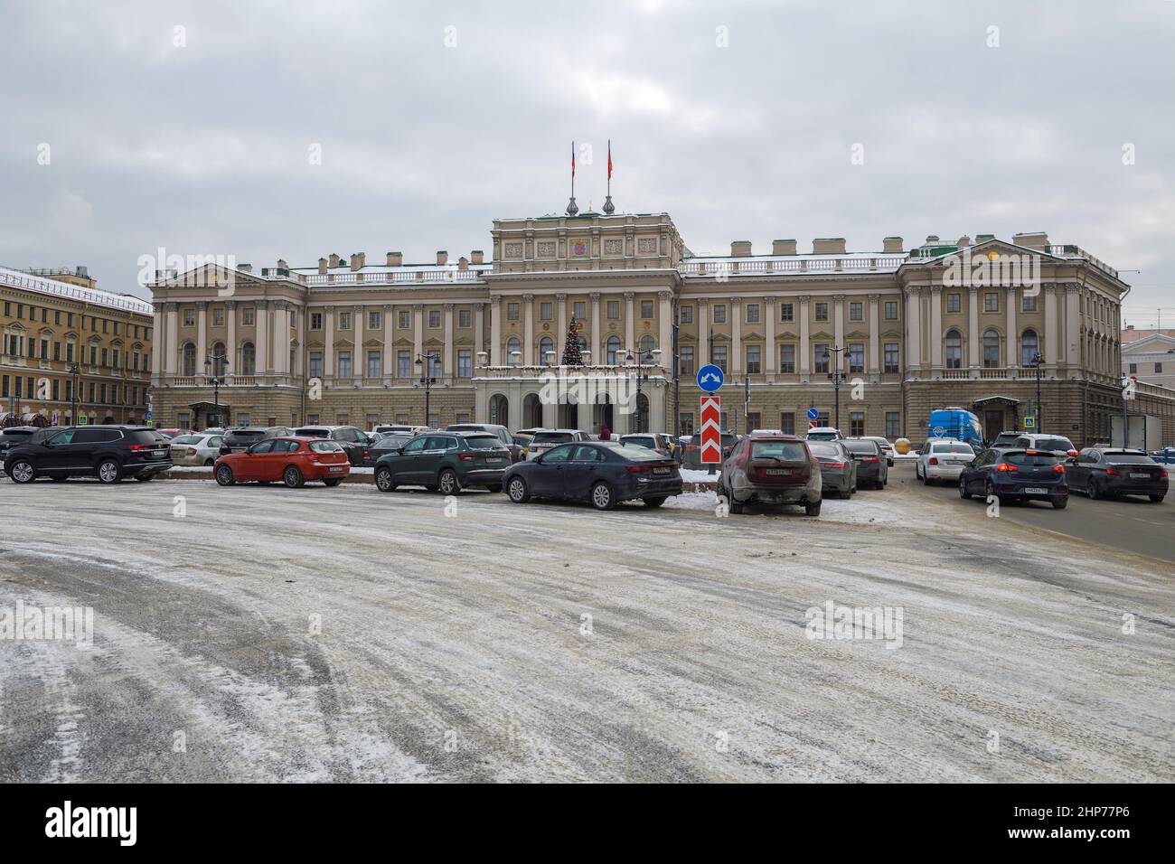 SAN PIETROBURGO, RUSSIA - 12 GENNAIO 2022: Palazzo Mariinsky (Assemblea legislativa) in una nuvolosa giornata di gennaio Foto Stock