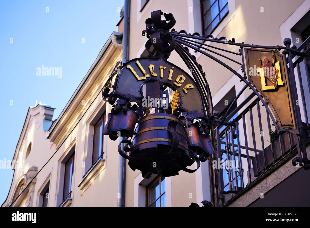 Esterno della vecchia birreria artigianale 'Uerige' nella città vecchia di Düsseldorf, una popolare attrazione turistica famosa per la sua birra Alt. Foto Stock