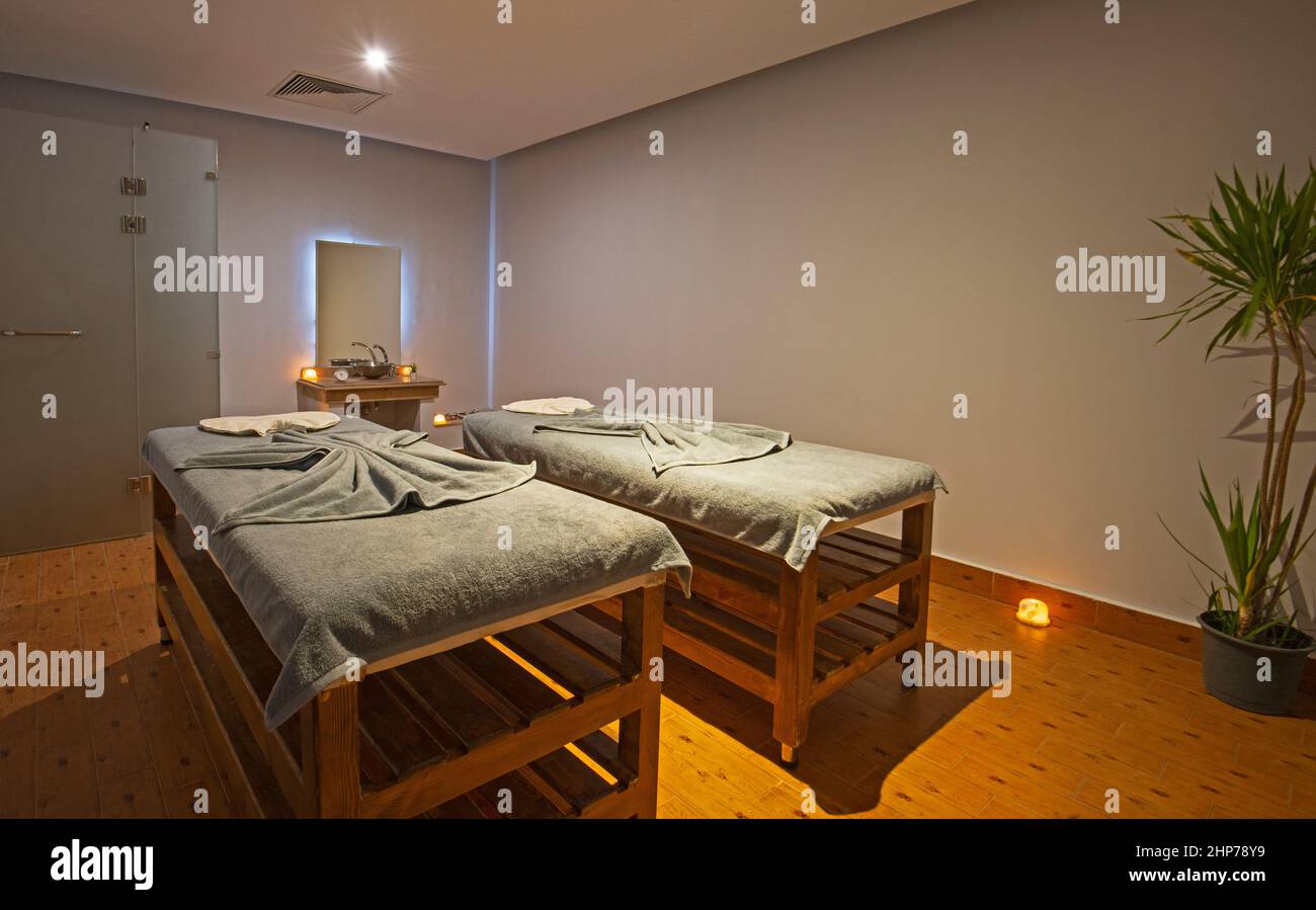 Camera matrimoniale con due letti singoli in un lussuoso centro benessere con asciugamani Foto Stock