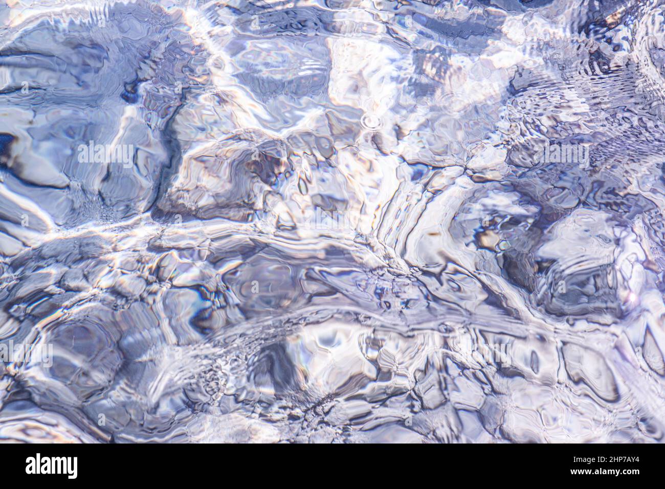Subacquea onde poco profonde che ondeggia grigio blu acqua in un mare sfondo carta da parati Foto Stock
