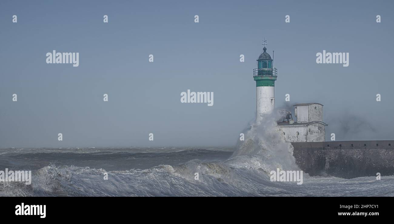 Le phare du Tréport sous les vagues pendant la tempête Eunice Foto Stock