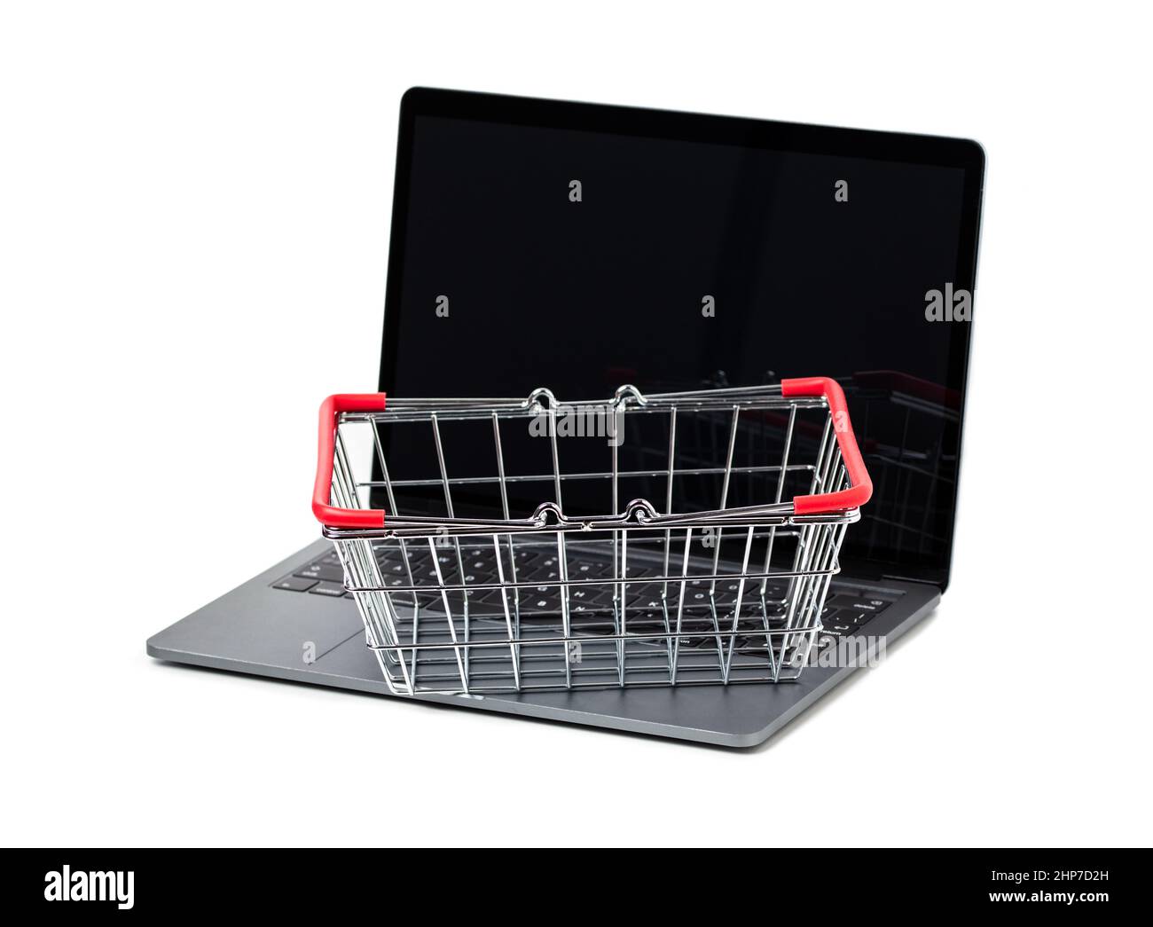 Laptop e carrello in metallo su sfondo bianco. Concetto di shopping su Internet Foto Stock