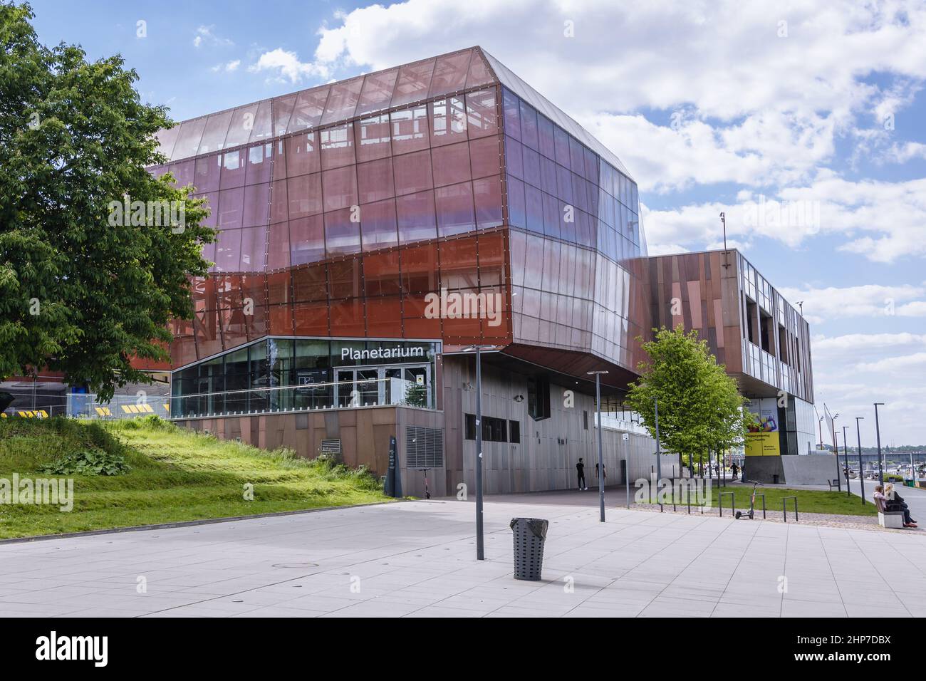 Copernicus Science Center visto dai viali di Vistulan sulla riva del fiume Vistola nella città di Varsavia, Polonia Foto Stock