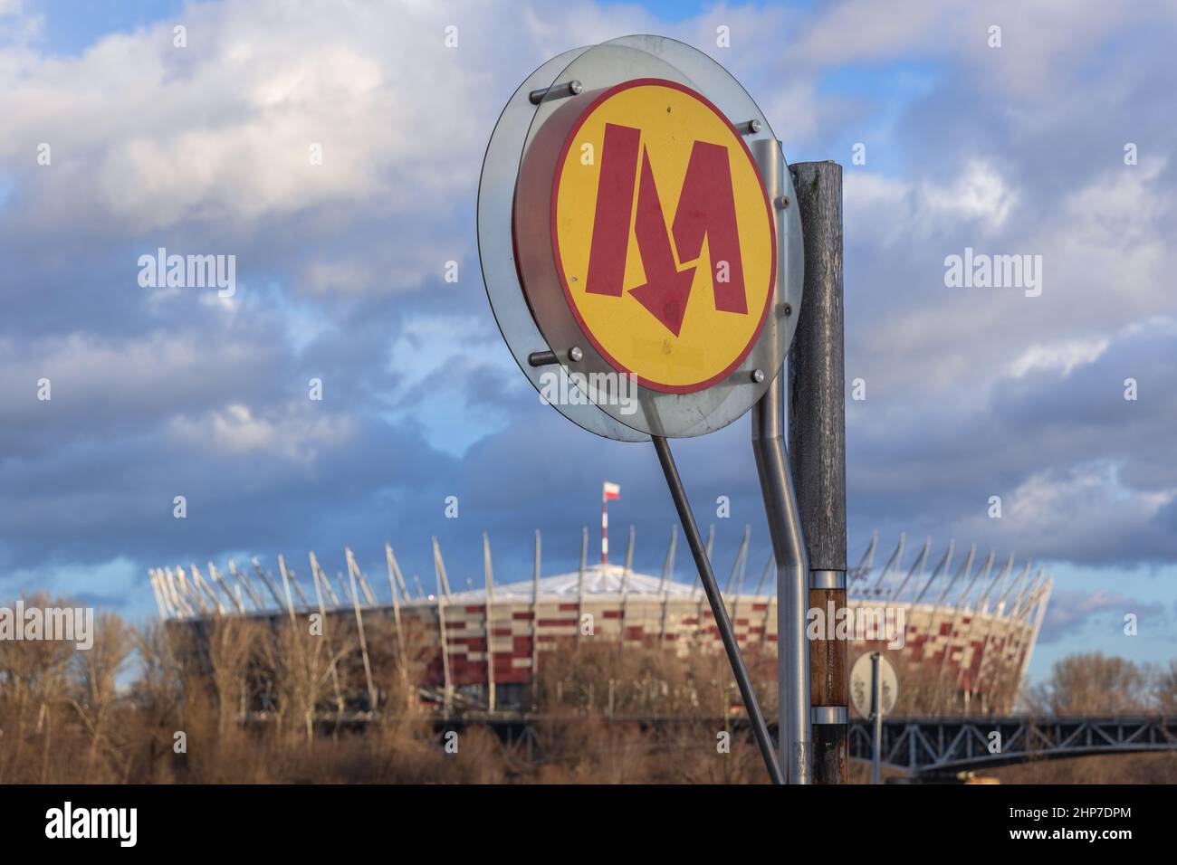 Segno della metropolitana di Varsavia a Varsavia, capitale della Polonia, vista con lo Stadio Nazionale Foto Stock