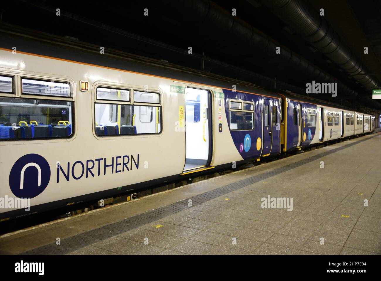 Manchester, Regno Unito, 19th febbraio, 2022. Un treno della linea nord alla stazione di Victoria, Manchester, Regno Unito. I treni sono cancellati e ritardati da Manchester, Inghilterra, Regno Unito, Isole britanniche sulla scia di Storm Eunice. Non ci sono treni da Manchester a Preston dove la tempesta Eunice ha danneggiato il tetto della stazione. Il personale della rete ferroviaria controlla la presenza di alberi caduti e danni alle linee ferroviarie. Il trasporto pubblico in tutta Europa è stato colpito dalla tempesta. Credit: Terry Waller/Alamy Live News Foto Stock