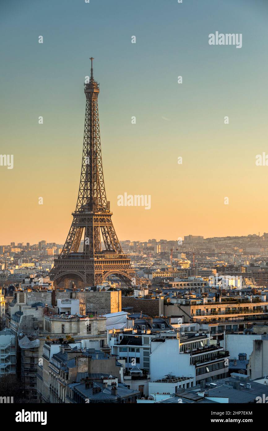 Parigi, Francia - 9 febbraio 2022: Torre Eiffel vista dal tetto dell'Arco di Trionfo a Parigi Foto Stock