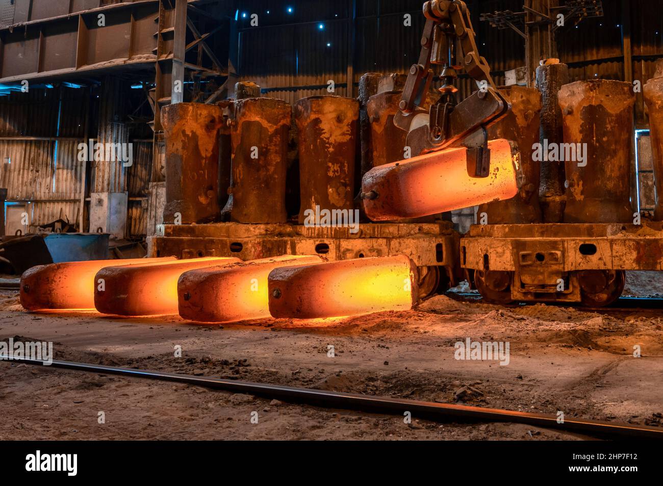 Forgiatura in metallo rosso-caldo, billetta grande e pesante per laminati metallici Foto Stock