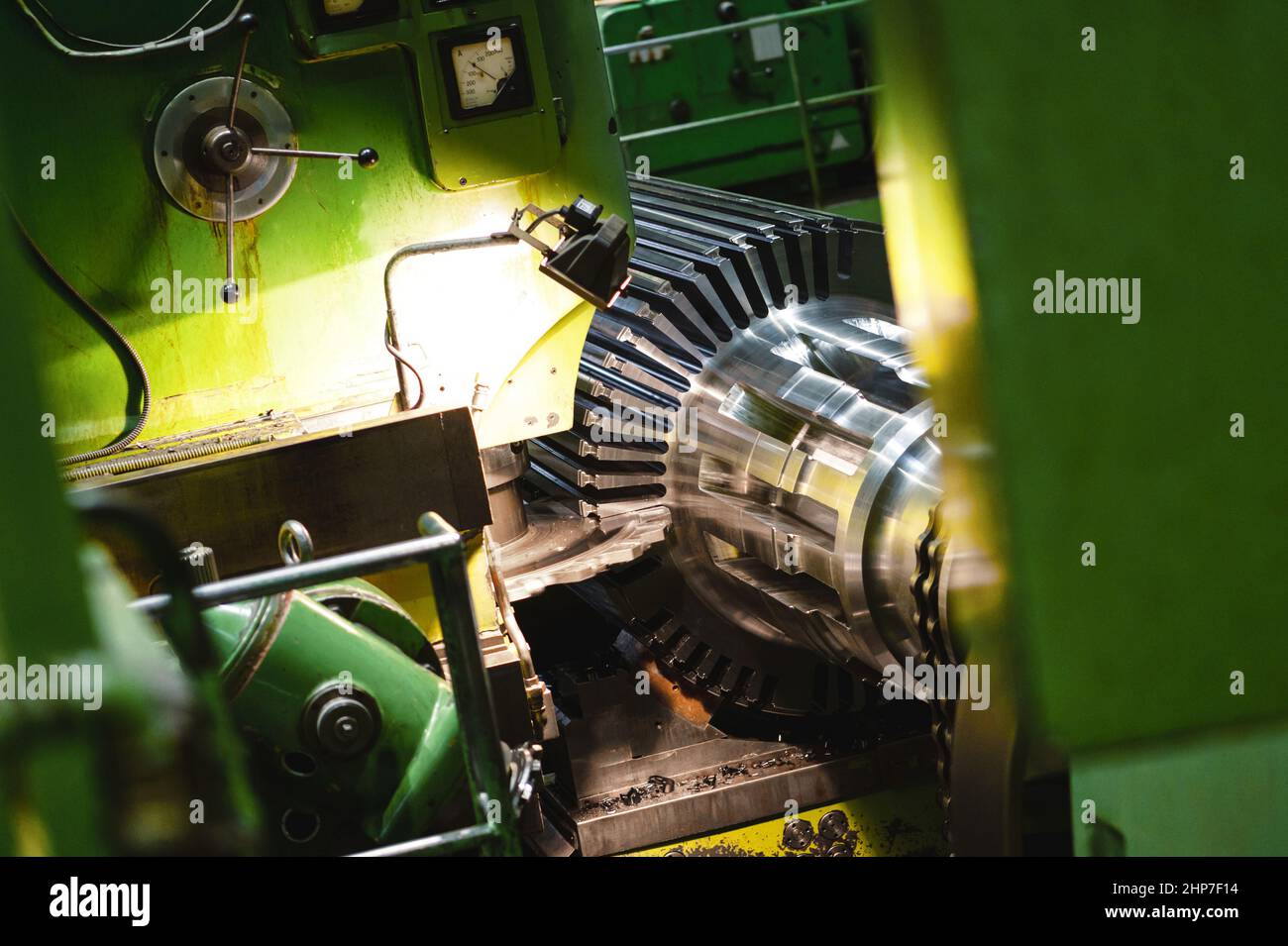 Taglio barra profonda di ancoraggio motore elettrico su fresatrice Foto Stock